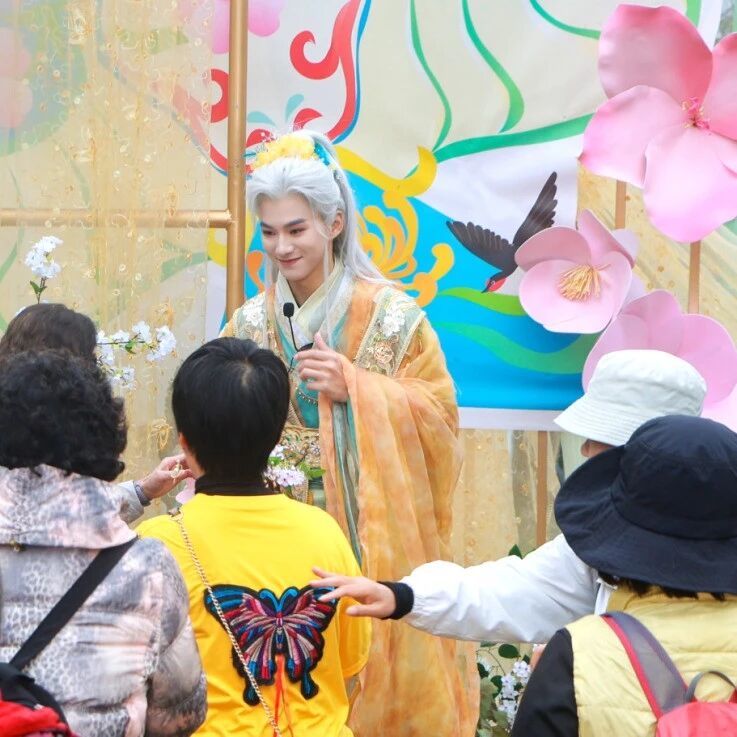 以花会友|游客与十二花神相伴同游,共赏神仙居春日芳华