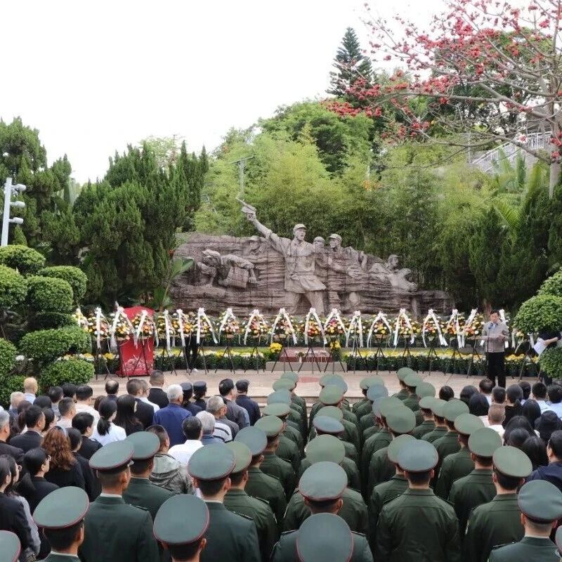 青山埋忠骨,鲜花寄哀思!鼓浪屿开展清明祭扫英雄园活动