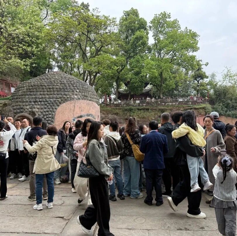 春假首日 乐山大佛景区迎来亲子出游热潮