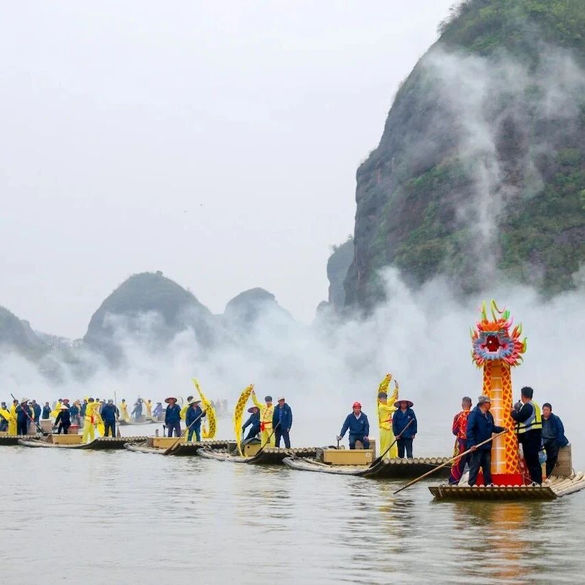 现场直击!龙虎山花朝季人气爆棚,百米水上长龙震撼上演!