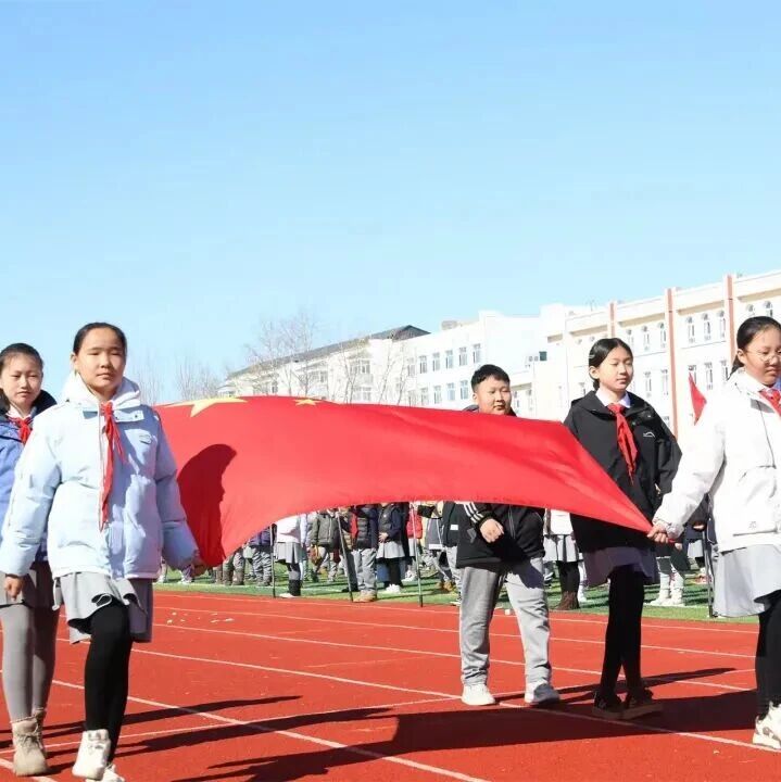 红旗下的双重礼赞——陈巴尔虎旗民族小学清明寄哀思,少年展风采