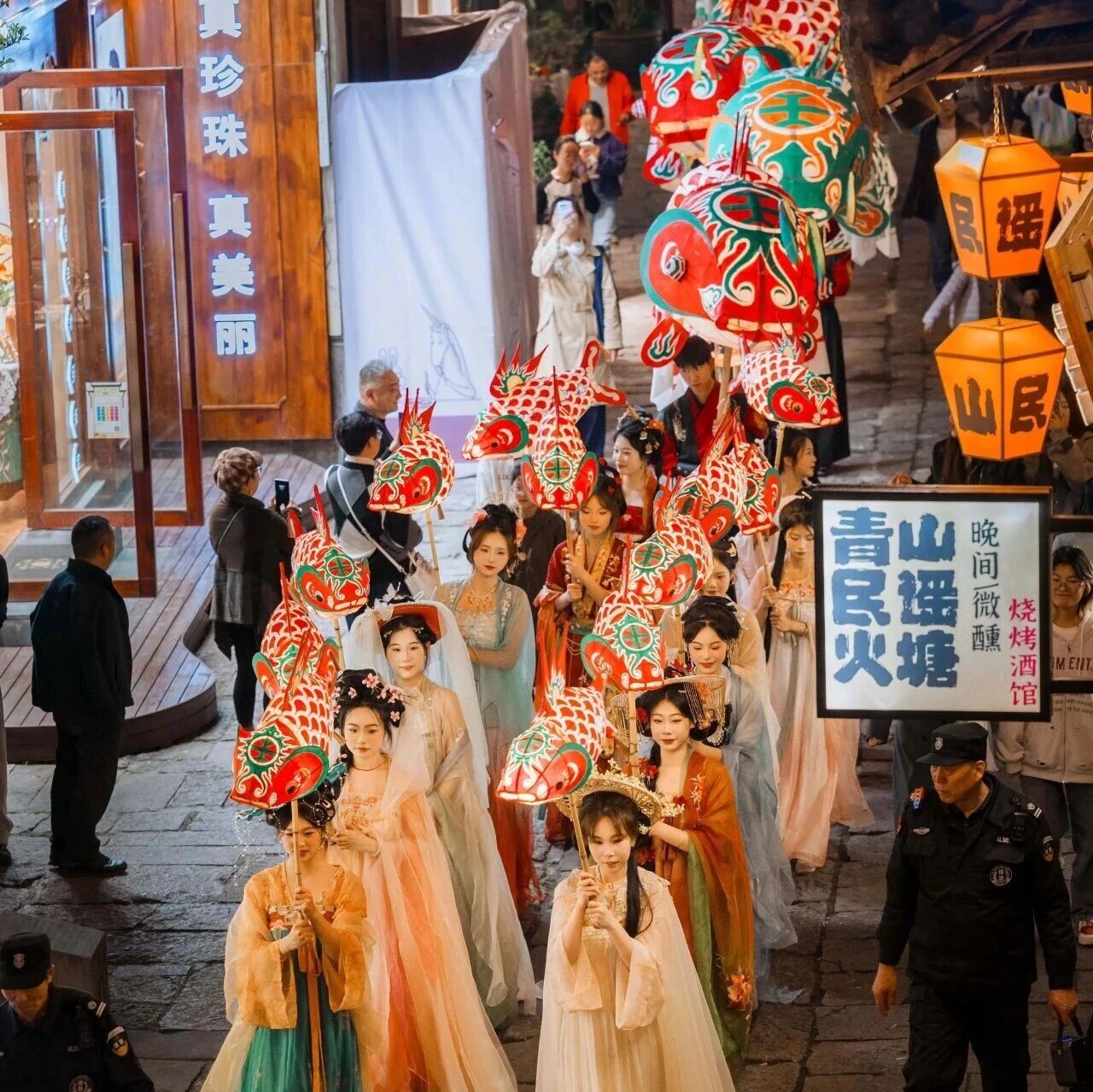 来黎阳in巷感受飞天和鱼灯的国风浪漫💕
