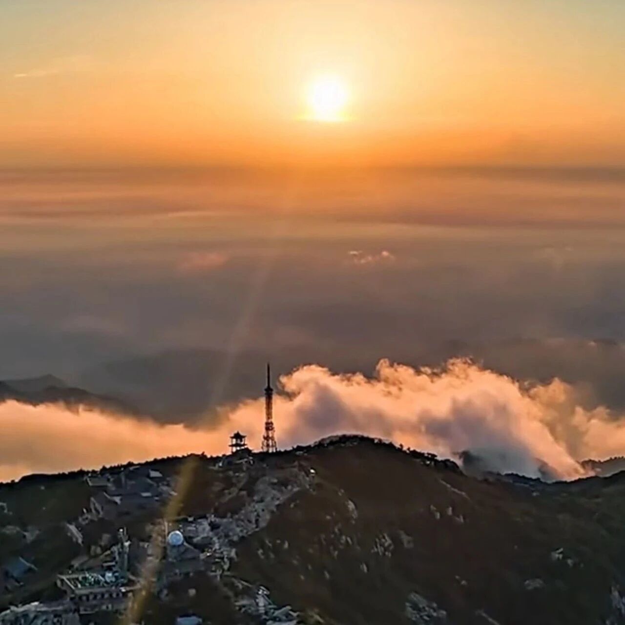 泰山极顶,日观峰南侧,一座青灰色的石头房子已经在云雾中伫立了九十多年。