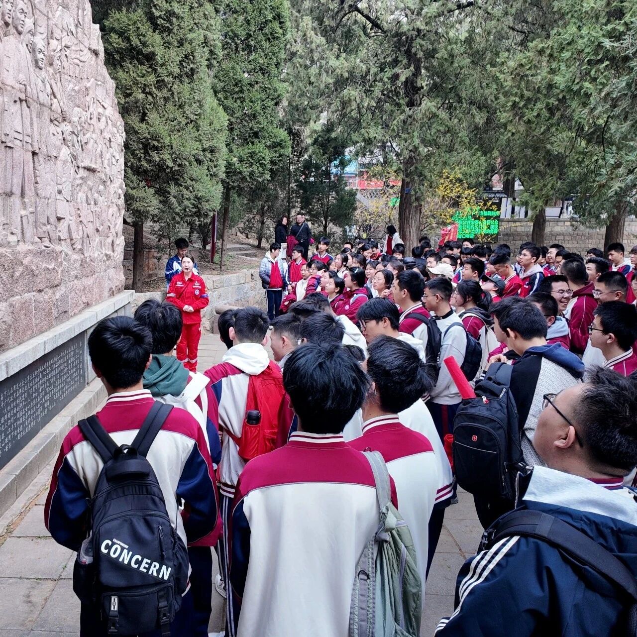 校地同心 共护青绿|泰山红门管理区团支部联合泰安二中团委开展“环保志愿行”主题活动