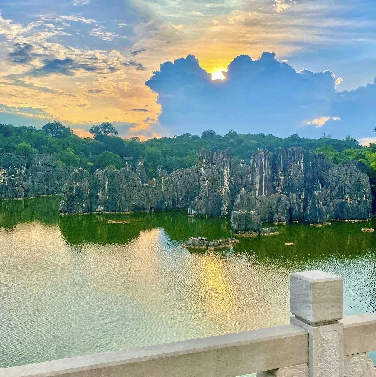 踏入石林,便闯进了一片两亿七千万年前的梦境