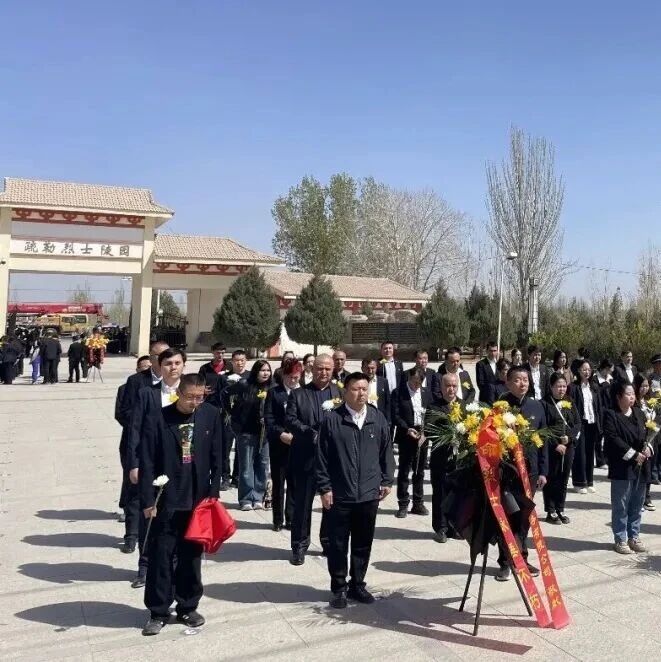 弘扬革命精神,缅怀革命先烈!喀什市各族干部群众开展形式多样的清明祭英烈活动