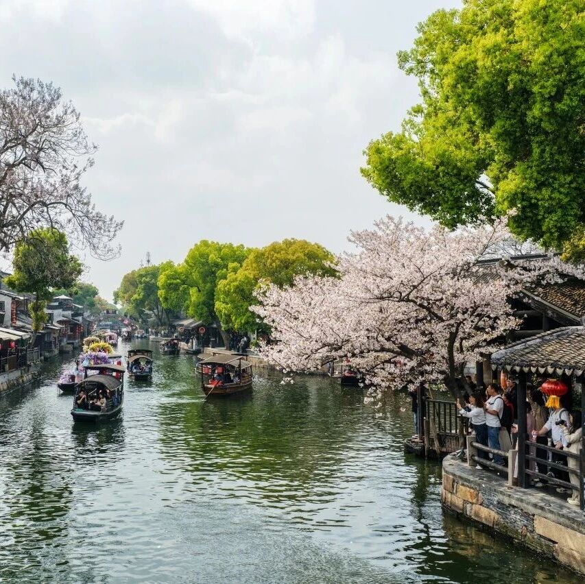 水漾漾、花漫漫的四月天在蔓延