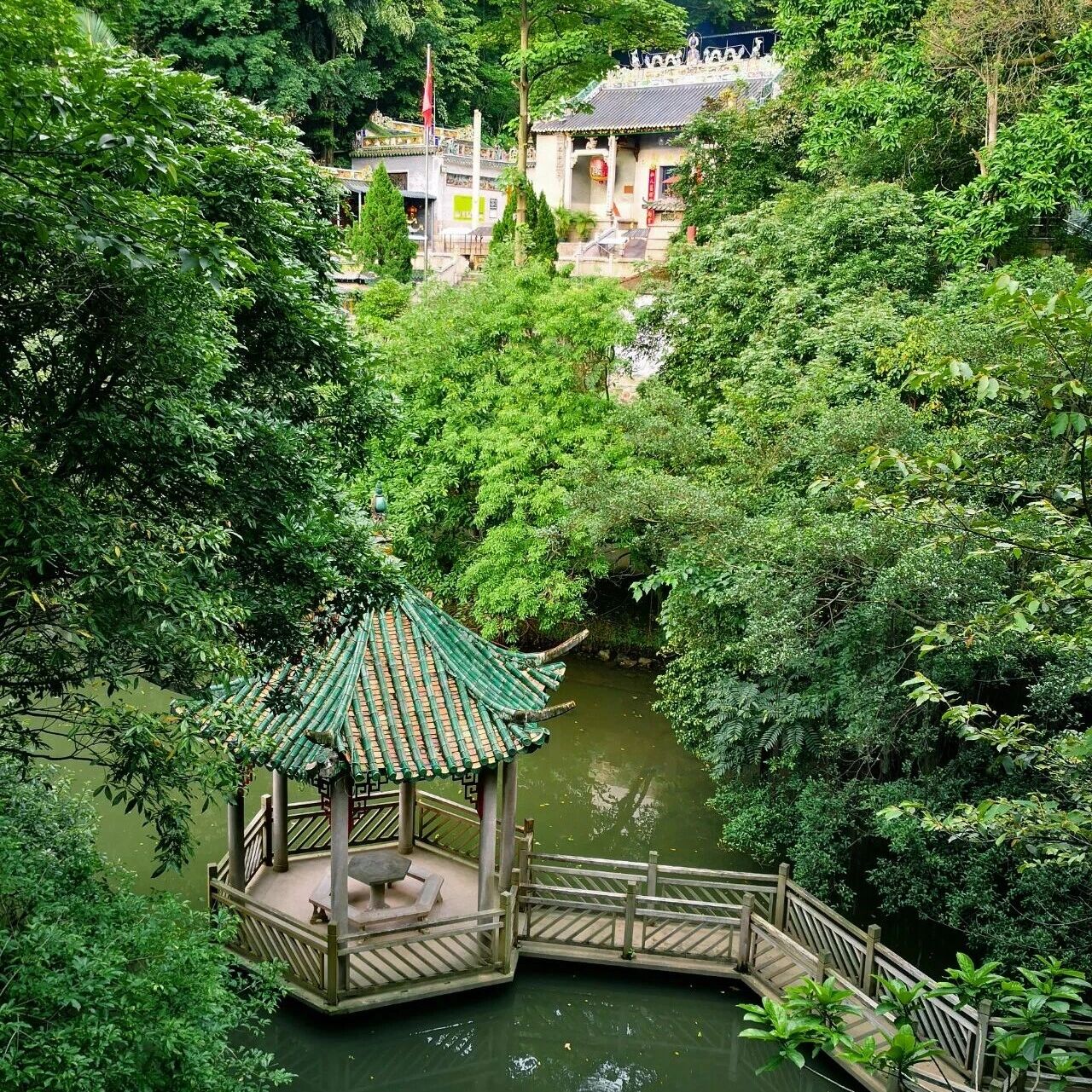 风携碧水过青石,夏染云洞藏松弛