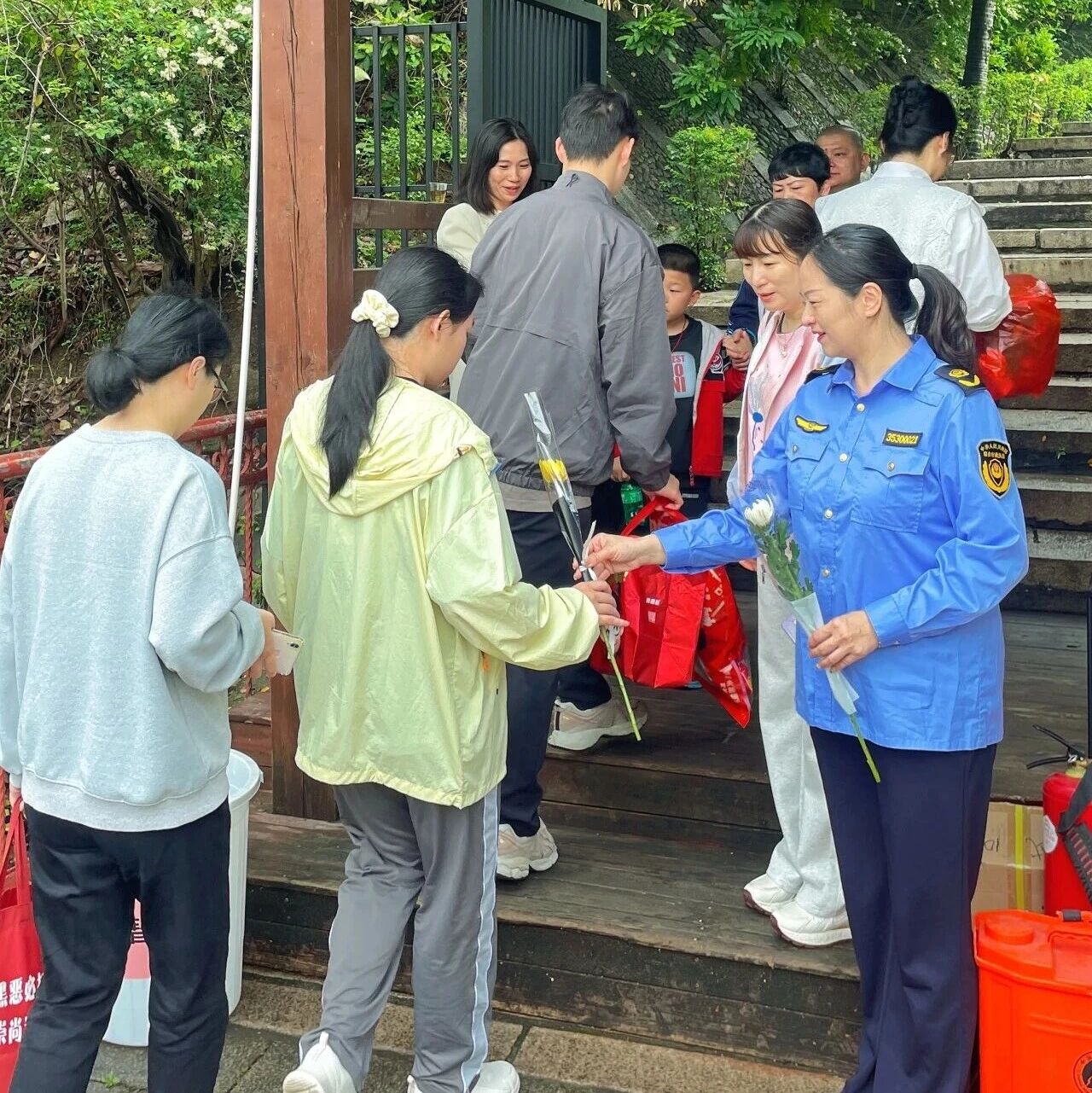 清明祭扫,防火为先——清源山“鲜花换金纸”守护绿水青山