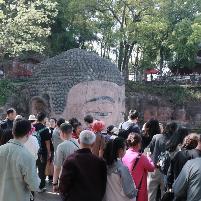 媒体聚焦 | 假期首日游山门票全部售罄 乐山大佛景区迎亲子游热潮