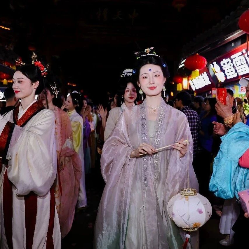 清明 × 春假 × 汉服纪,三重 buff 加持古城人气居高不下!