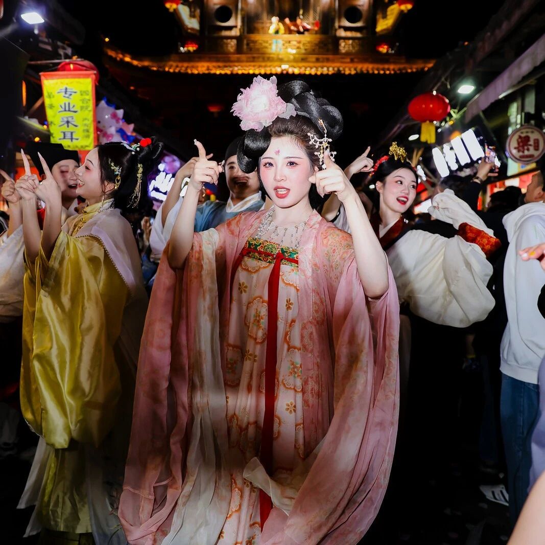 当“国风”遇上迪斯科!阆中汉服纪燃炸中天楼,后续精彩持续解锁!
