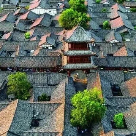 《求是》杂志深度调研报告点赞阆中古城春节文化活动