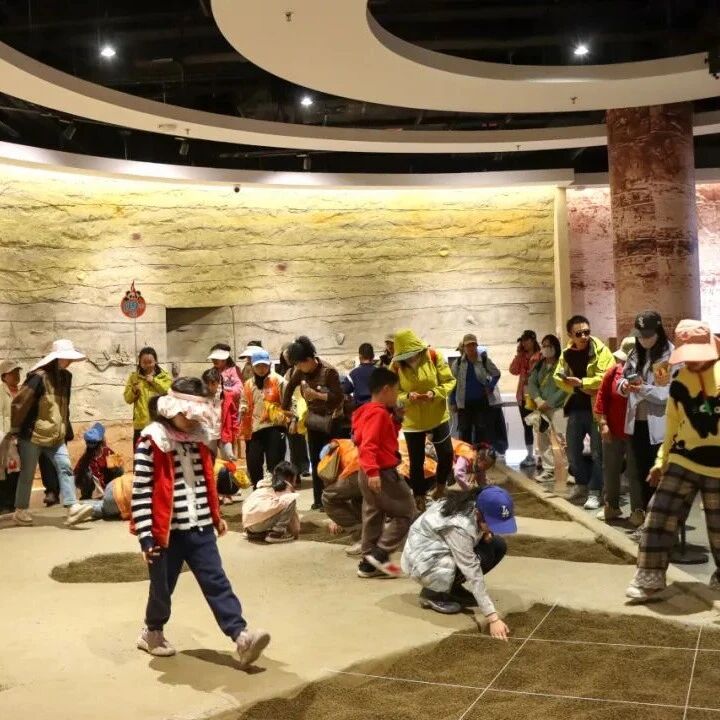 清明首日500名亲子乘“熊猫专列·什邡号”抵达水洞沟 钻木取火体验成为《塞上奇遇记》最大亮点