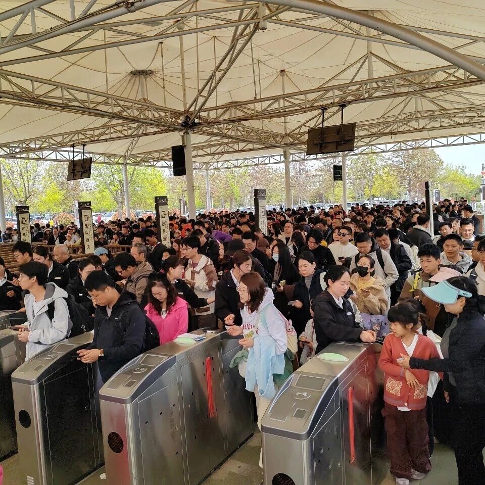 清明假期次日:太白山热度攀升,车水马龙迎客流高峰
