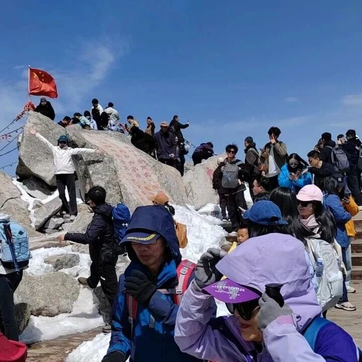 清明假期首日,八方游客春赏山水,登高玩雪