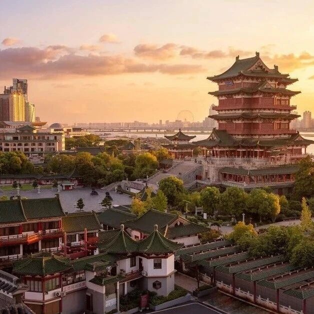 坚守岗位护畅行志愿服务暖清明