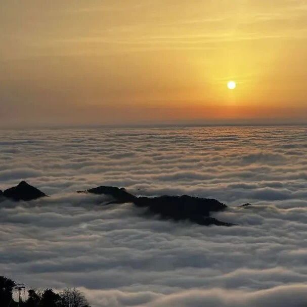 泰山云海:朝看云涛奔涌,暮赏霞光漫天