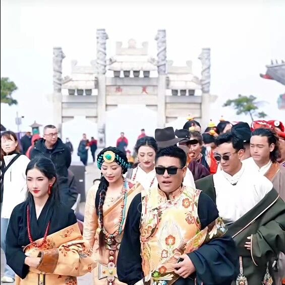 玉树歌舞遇上泰山,快乐直接拉满!