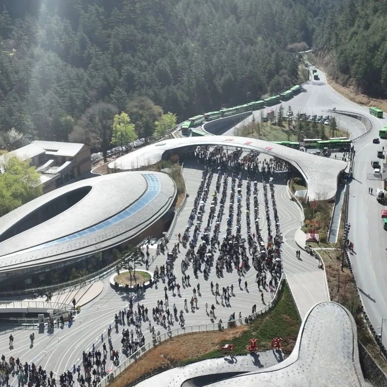 清明春假叠加,九寨沟迎来春日旅游高峰