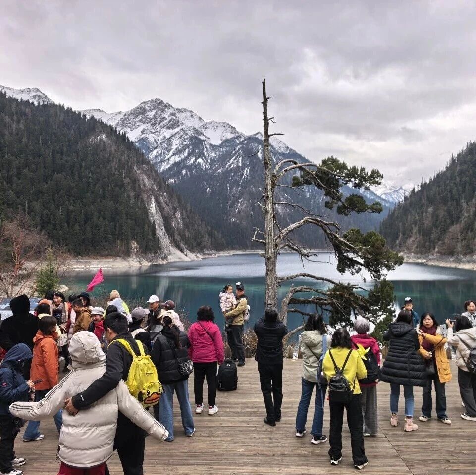 清明假期首日九寨沟景区迎客流小高峰