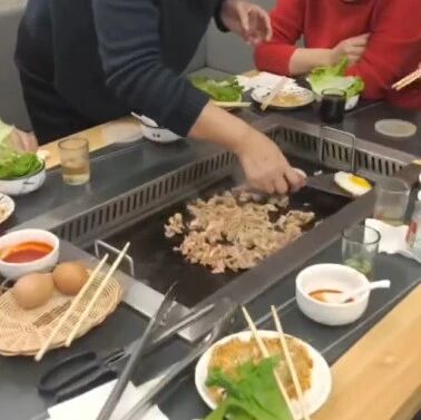 老店新味道丨传承长白山非遗技艺 火山岩石烤出新“食”尚