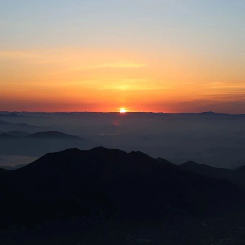 泰山晨曦:日出东方,万象生辉