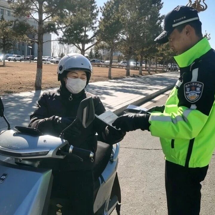 规范电动车骑行 交警宣传护平安