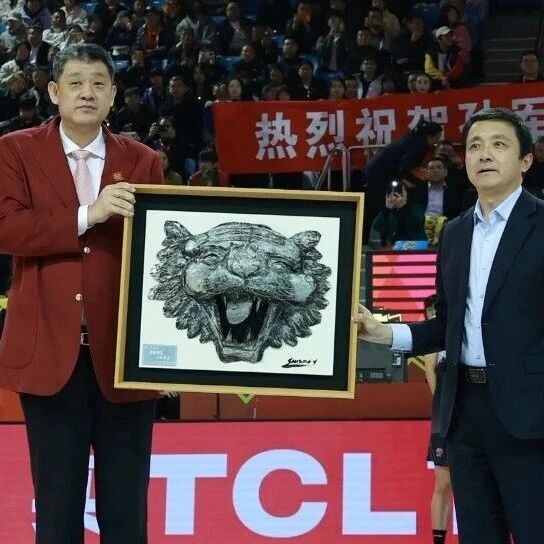 长白山恩都里男篮董事长孙军正式入列中国篮球名人堂 长春市体育馆隆重举行致敬活动
