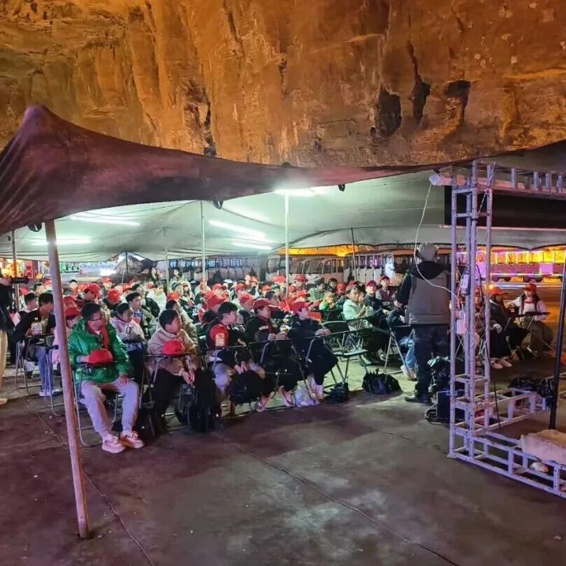 春日研学启新程!大沙溪初级中学走进腾龙洞,解锁地质与民俗的双重课堂