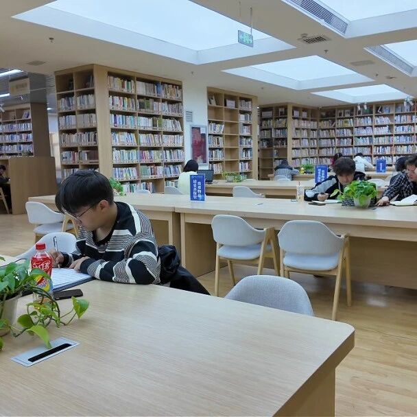 好书惠民零距离!沉浸式感受喀什市街头浓浓书香