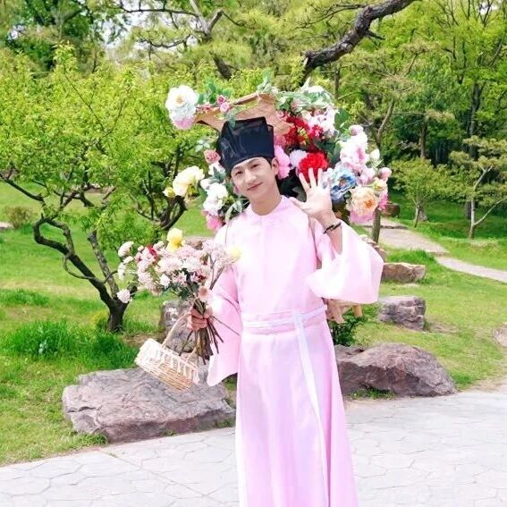 偶遇簪花郎 | 一笑染春意,花间续风雅