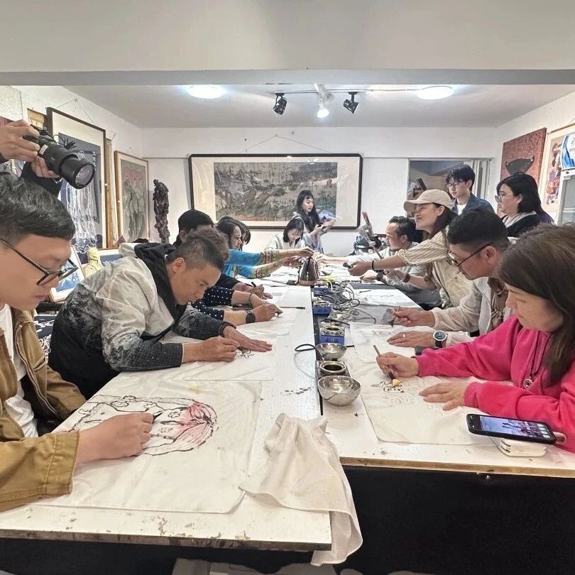 青岩古镇丨国际文旅体验官走进青岩,非遗蜡染绘匠心,雨中古镇更温情