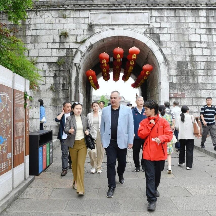 乒乓联结世界,文化遇见青岩|国际乒联基金会总监莱安德罗・奥尔韦奇到访青岩古镇