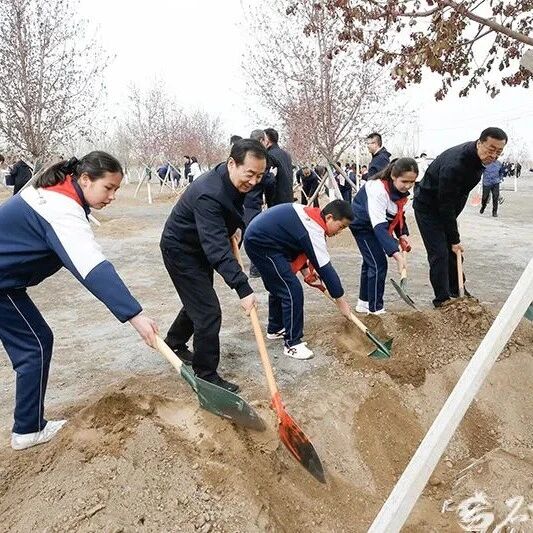 自治区领导在乌鲁木齐参加义务植树活动