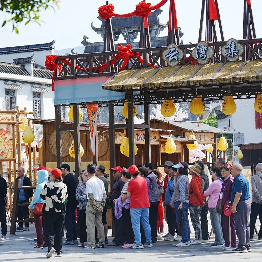 多趟千人新疆专列抵达江湾景区!旅游市场持续火爆!