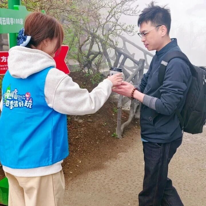 宠客服务暖龟峰 细雨温情伴客行