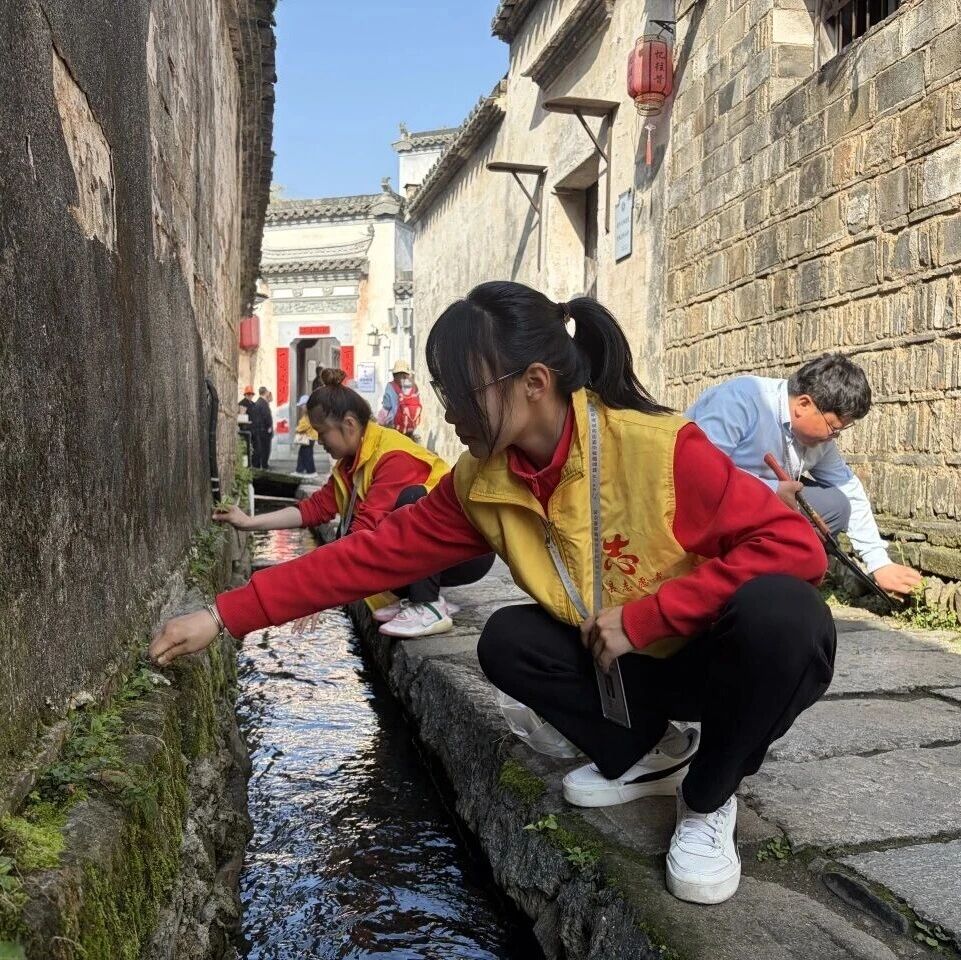 青春力量护水圳 党员匠心修鱼灯