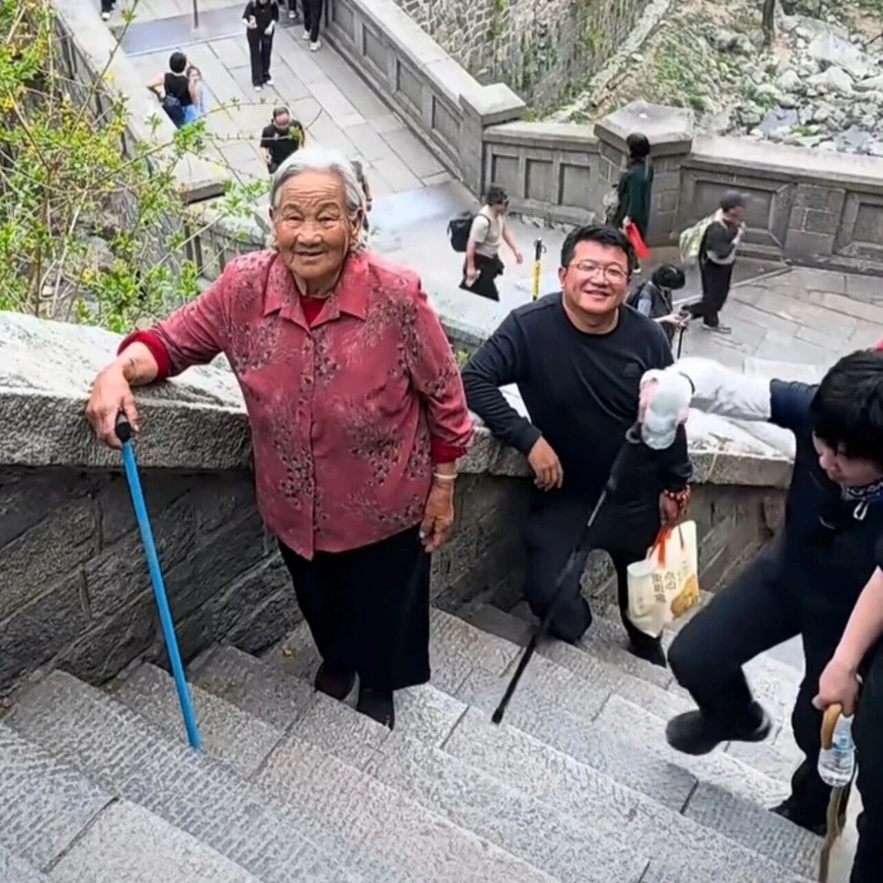 88岁奶奶爬泰山,年龄从来不能阻挡你的脚步,网友:这精神气太让人佩服了!