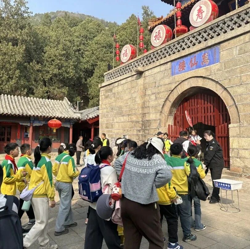 筑牢安全防线 护航知行之旅|红门票务站多措并举保障中小学生研学团顺利进山