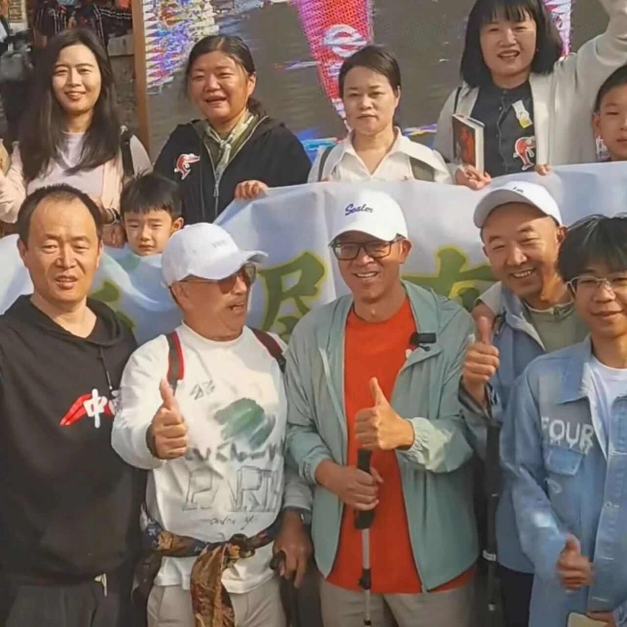 跟着东方甄选看世界,和俞敏洪 一起爬泰山!