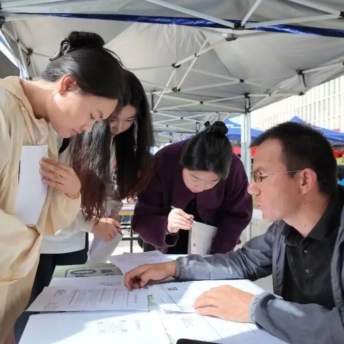 喀什大学春季招聘会:120家企业进校揽才,现场签约火热