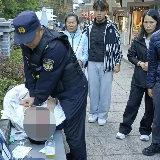 64岁外籍游客突发心脏病 一场“教科书式”救援在黄山上演