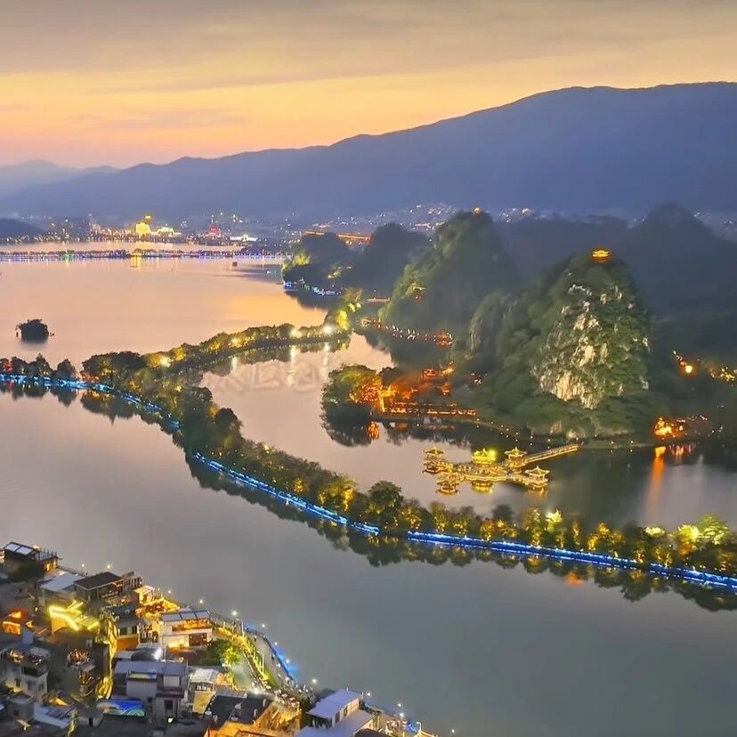 山湖暮色缱绻,金蓝光影流转,你爱上这样的七星岩了吗?