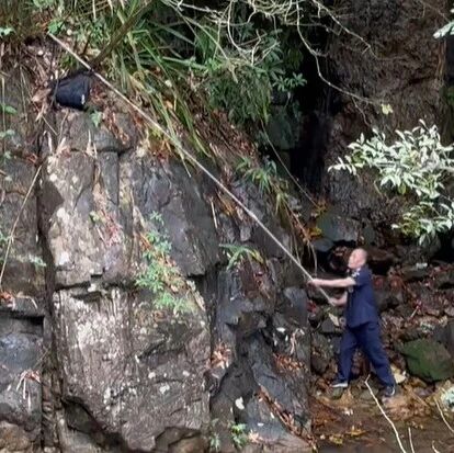 暖心时刻!背包“坠”崖,景区工作人员20分钟取回