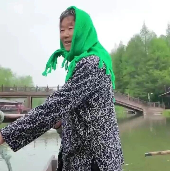 摇橹声声,为泰州队助威!溱湖湾船娘送上水乡祝福