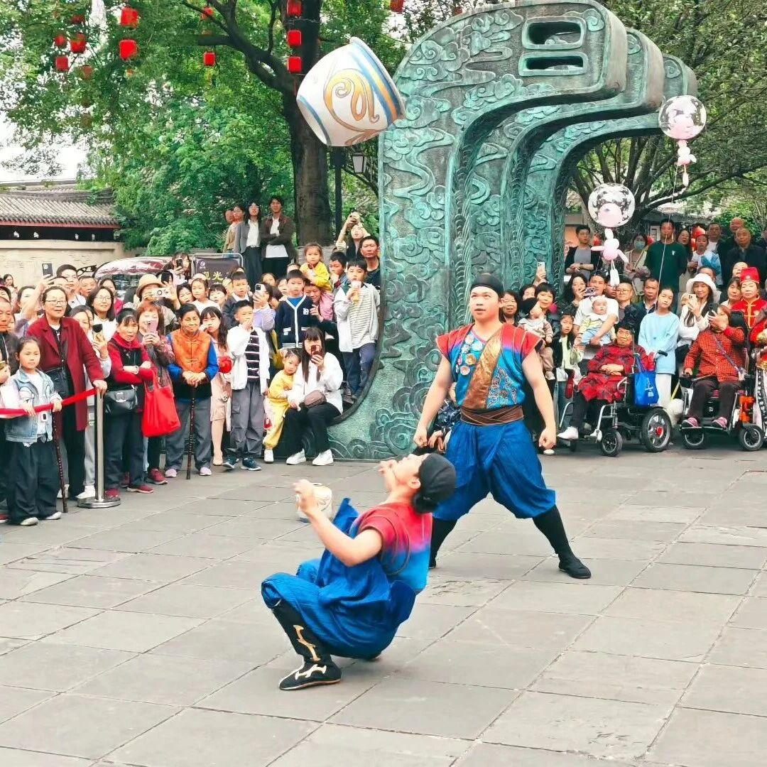 实拍直击!“五一”假期首日,古城开启狂欢模式