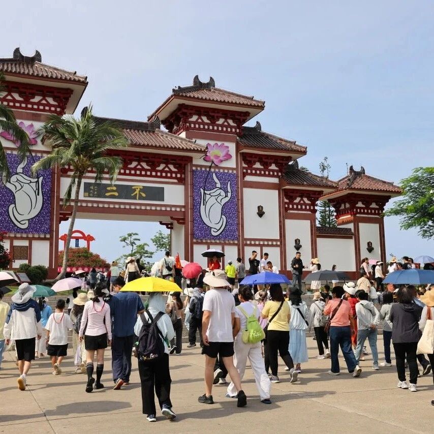 三亚南山景区“五一”假期暖心服务迎游客