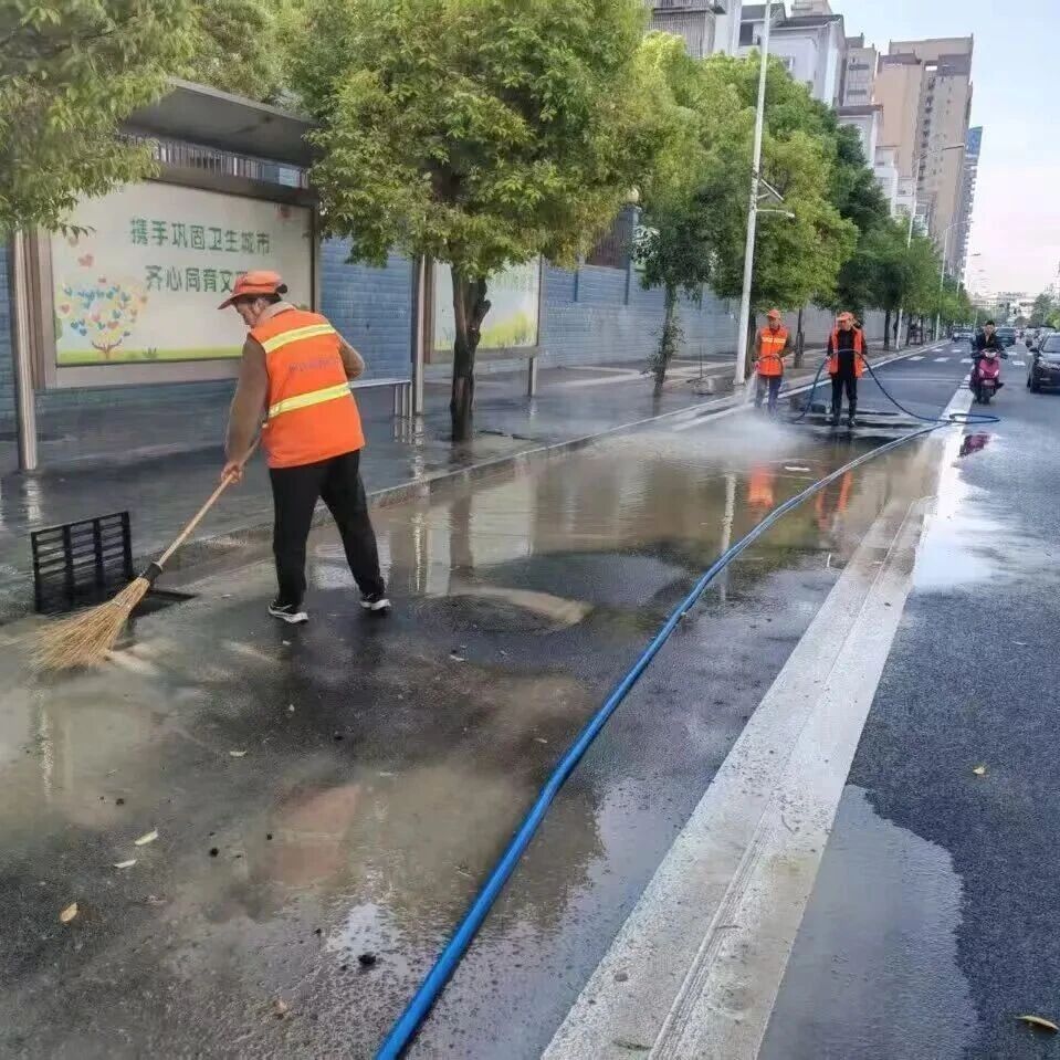 致敬劳动者丨“洁”尽全力 呵护城市容颜