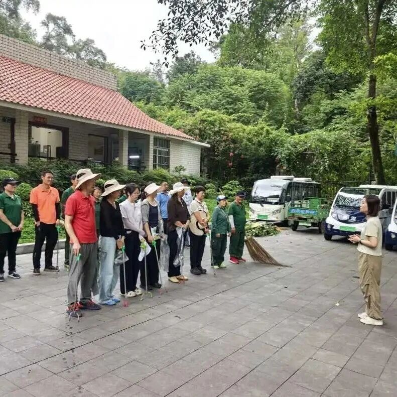 云溪植物园干部职工齐上阵,守护园区洁净生态